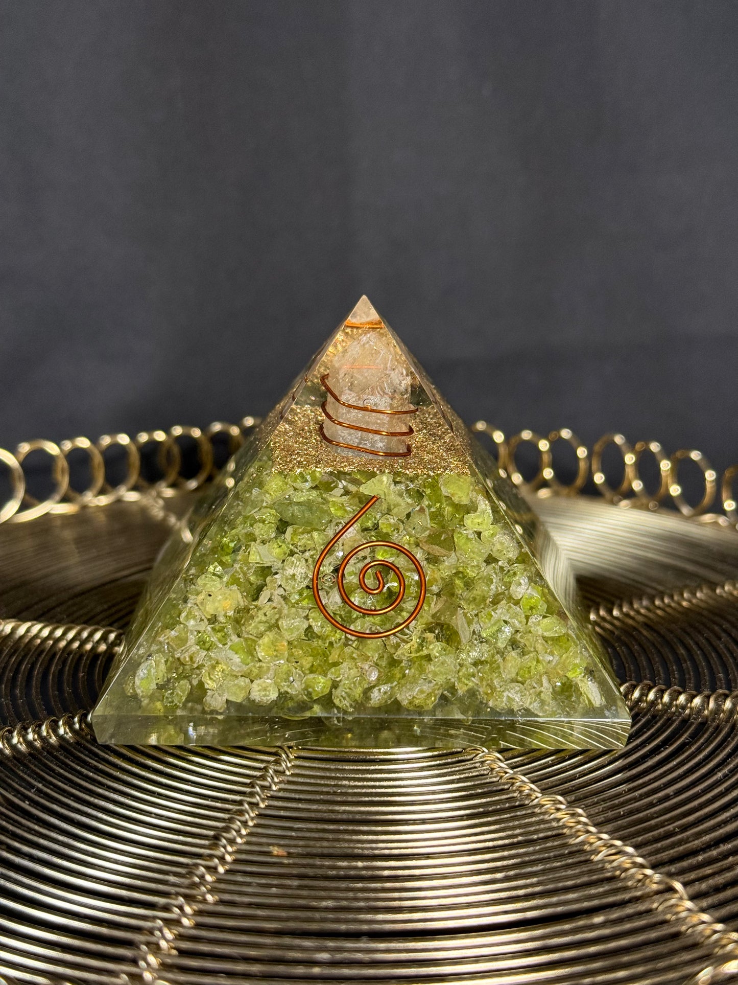 Orgonit Pyramide Peridot - Bergkristall Kraft & Erneuerung