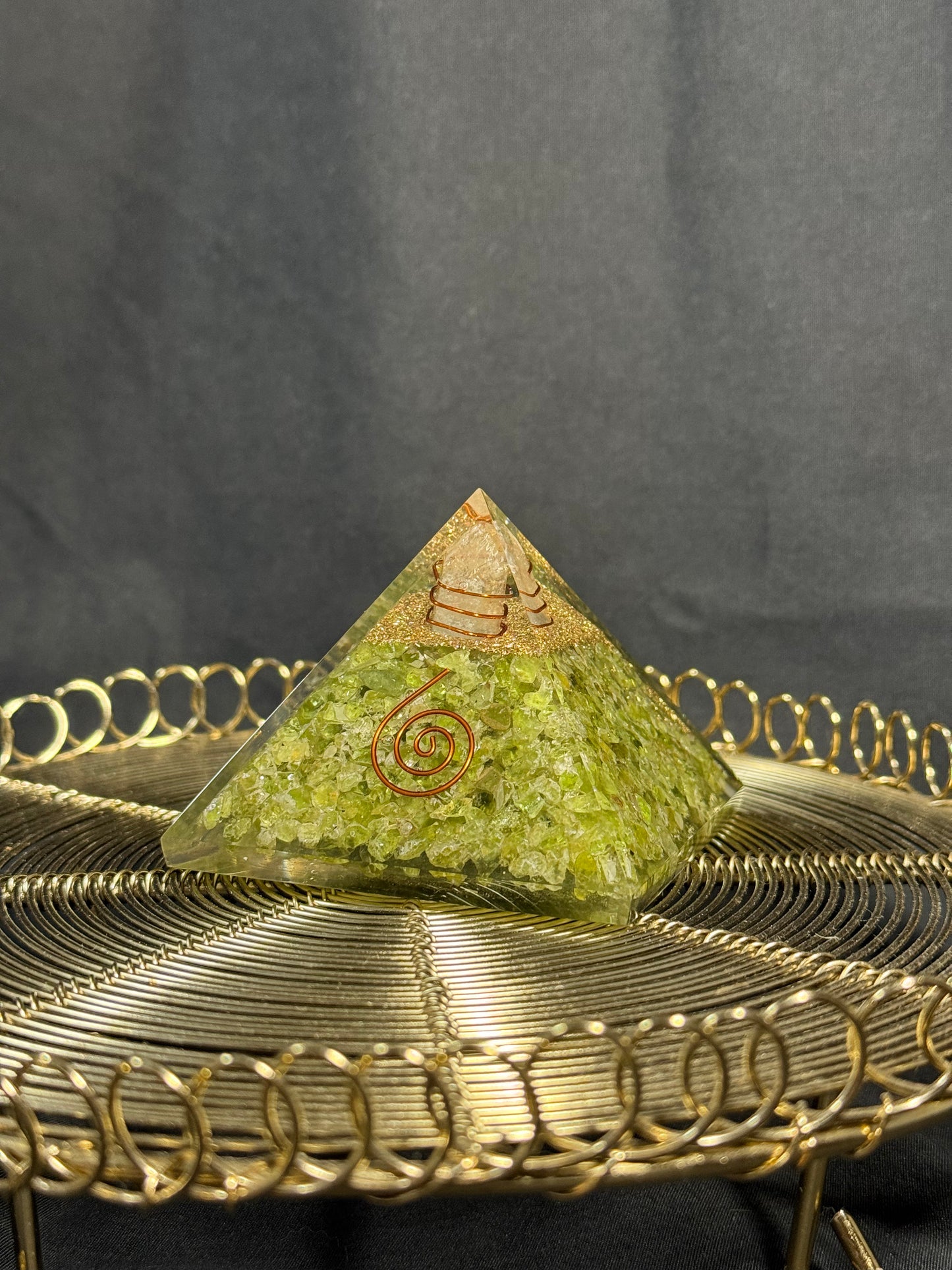 Orgonit Pyramide Peridot - Bergkristall Kraft & Erneuerung