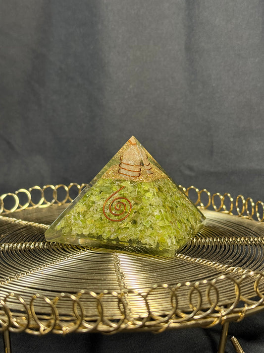 Orgonit Pyramide Peridot - Bergkristall Kraft & Erneuerung