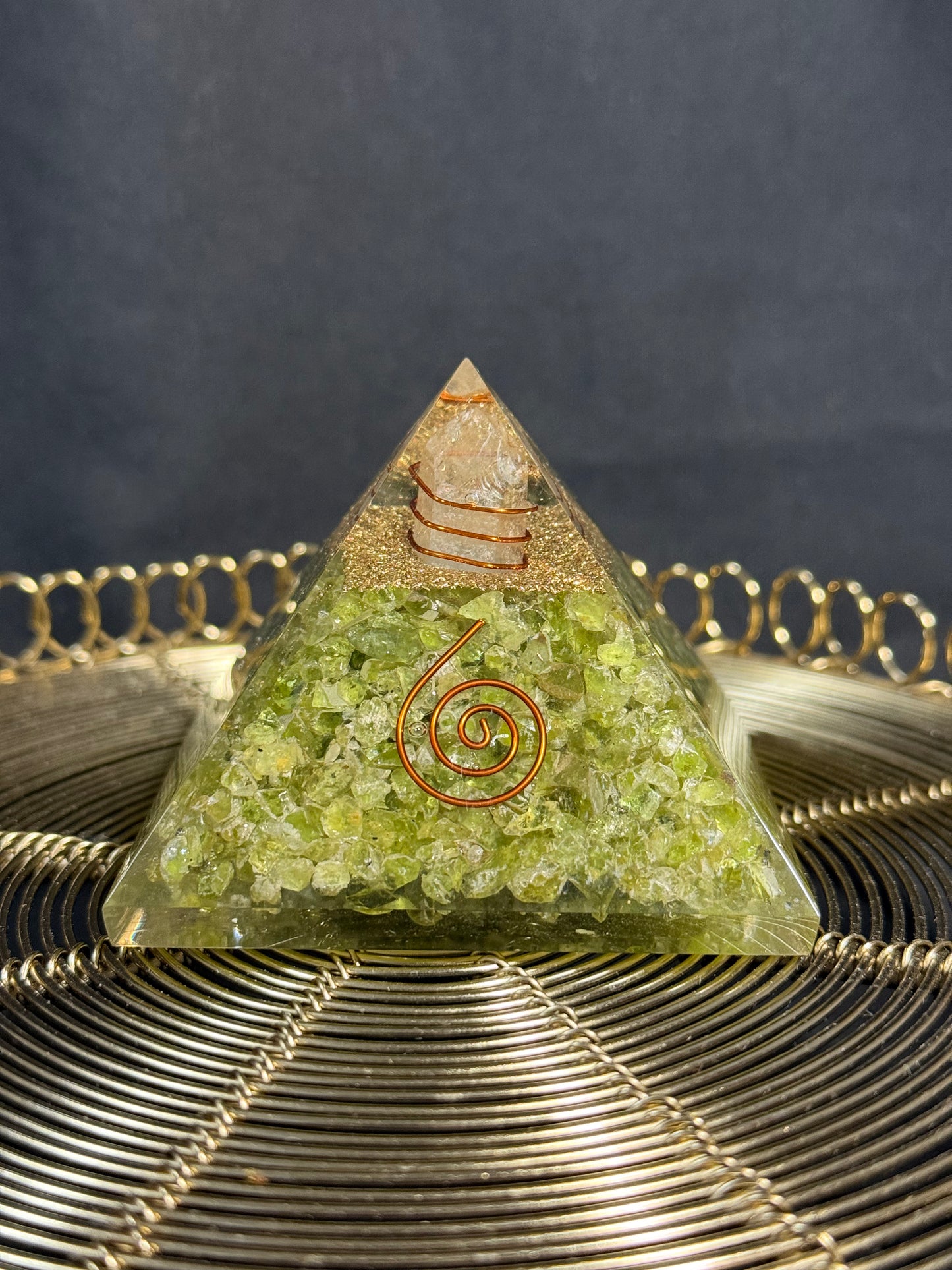 Orgonit Pyramide Peridot - Bergkristall Kraft & Erneuerung