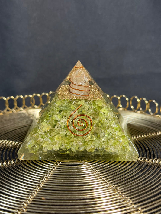 Orgonit Pyramide Peridot - Bergkristall Kraft & Erneuerung
