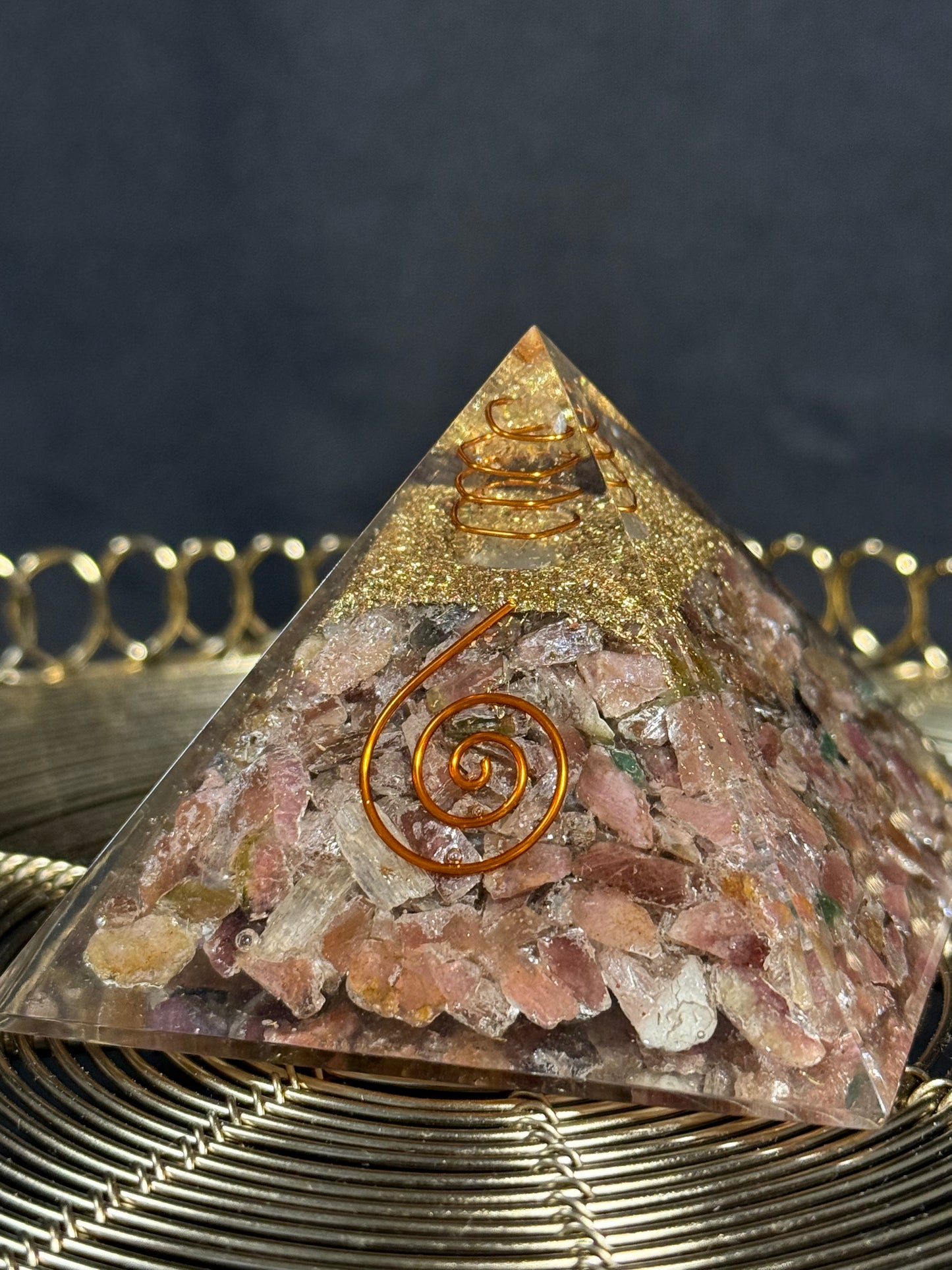 Orgonit Aventurin Pyramide - Herzchakra, Energieharmonisierung & Schutz